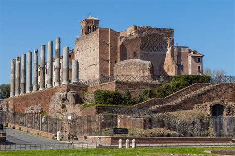 La ristrutturazione del Tempio di Venere e Roma 